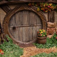 The Hobbit - Statue Hobbit Hole - 18 Gardens Smial